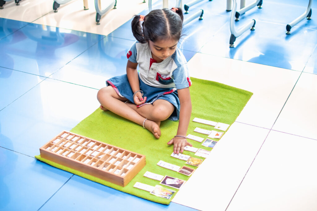 kids playing with words flashcard at cherubs